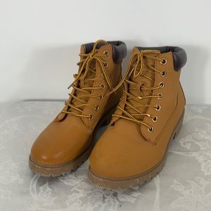 ETC! Tan/brown ankle boots size 8/9.
